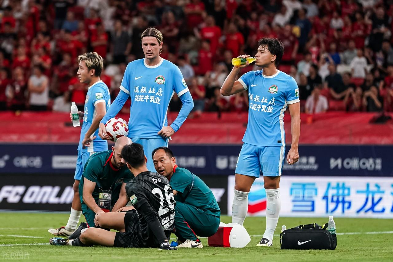 开云体育入口-关于赛地聚焦——足总杯加时末段热度飙升，曼联遗憾出局，质疑声仍在，团队化学反应显著的信息